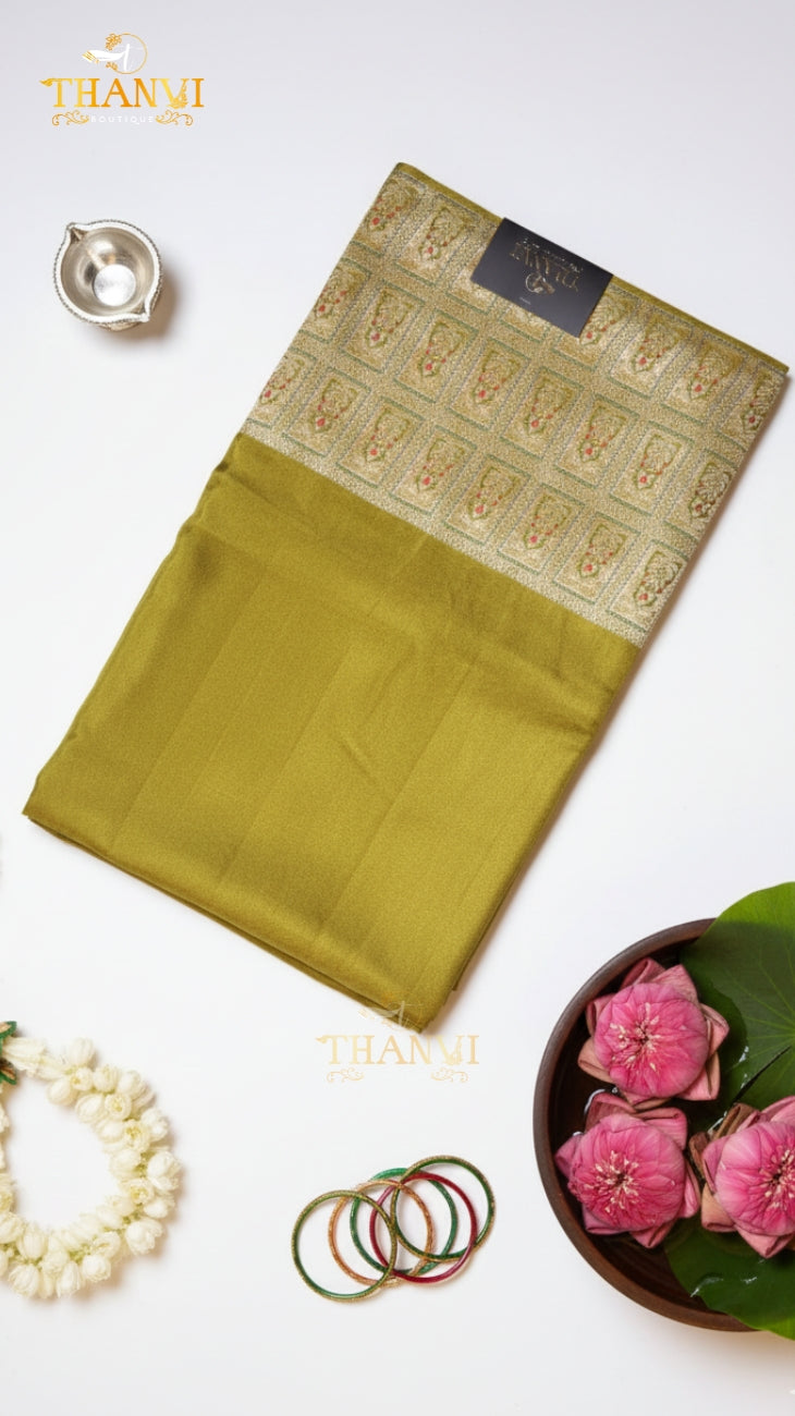 Russian Self Figar Border